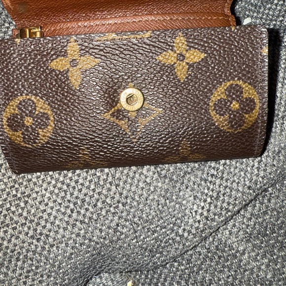 Vintage Authentic Louis Vuitton Monogram 6 Key Holder - Picture 4 of 10